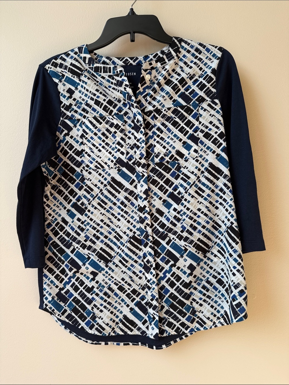 Van Heusen Botton Down Blouse 3/4 Sleeve Women’s XS Black Blue White Geometric